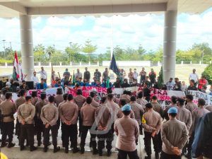 Tolak Kenaikan BBM, Ampera Geruduk Kantor Wali Kota Bontang