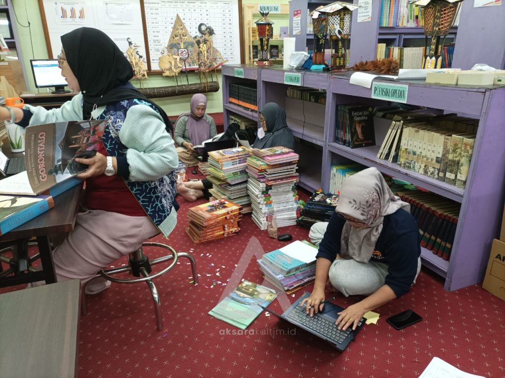 Pustakawan DPK Bontang Berikan Pendampingan Bagi SMA Vidatra untuk Perbaikan Instrumen Akreditasi