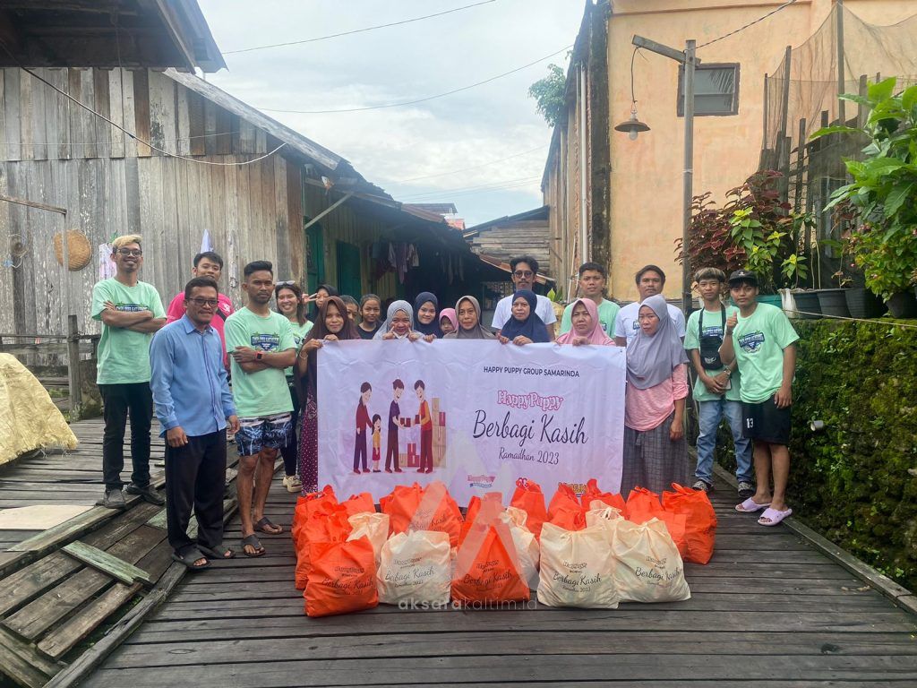 Berbagi Kasih, Happy Puppy Bontang Bagikan Ratusan Paket Sembako