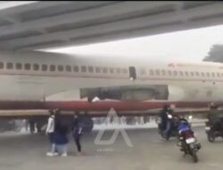 Viral Pesawat Nyangkut di Jembatan India