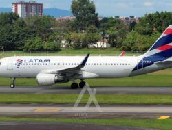 Pesawat Tujuan Selandia Baru Terjun Bebas, Penumpang Beterbangan