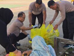 Polsek Bontang Selatan Gelar Aksi Bersih-Bersih di Lapangan Kampung Baru, Temukan Banyak Bungkus Komix