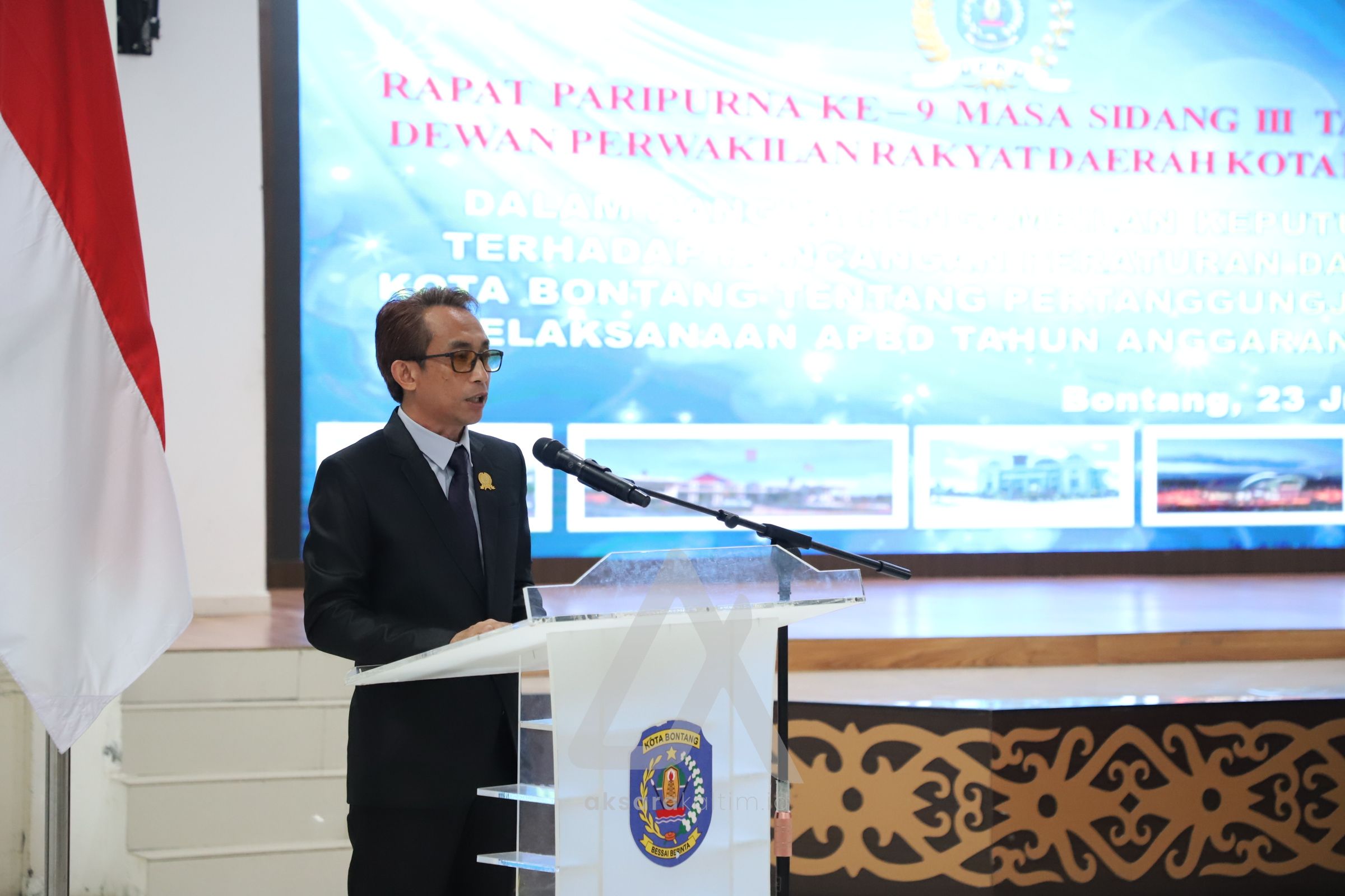 Anggota Banggar DPRD Bontang, Rustam saat membacakan pandangan akhir Fraksi Golkar. (AksaraKaltim).