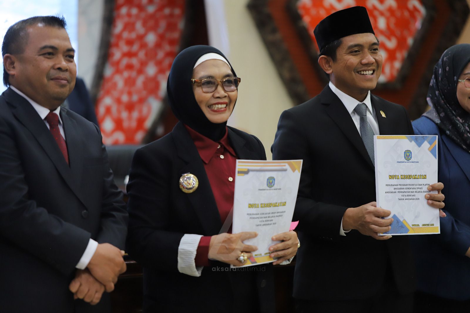 Momen foto bersama antara DPRD dan Pemkot Bontang setelah penandatanganan nota kesepakatan. (Dok. Humas DPRD)