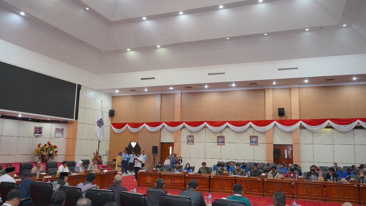 Saat jalannya dialog di lantai tiga DPRD Bontang. (Istimewa).