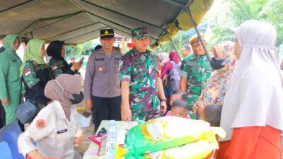 andim 0908 Bontang Letkol Inf Aryo Bagus Daryanto mengecek jalannya Gerakan Pangan Murah di Lamin Kodim. (AksaraKaltim).