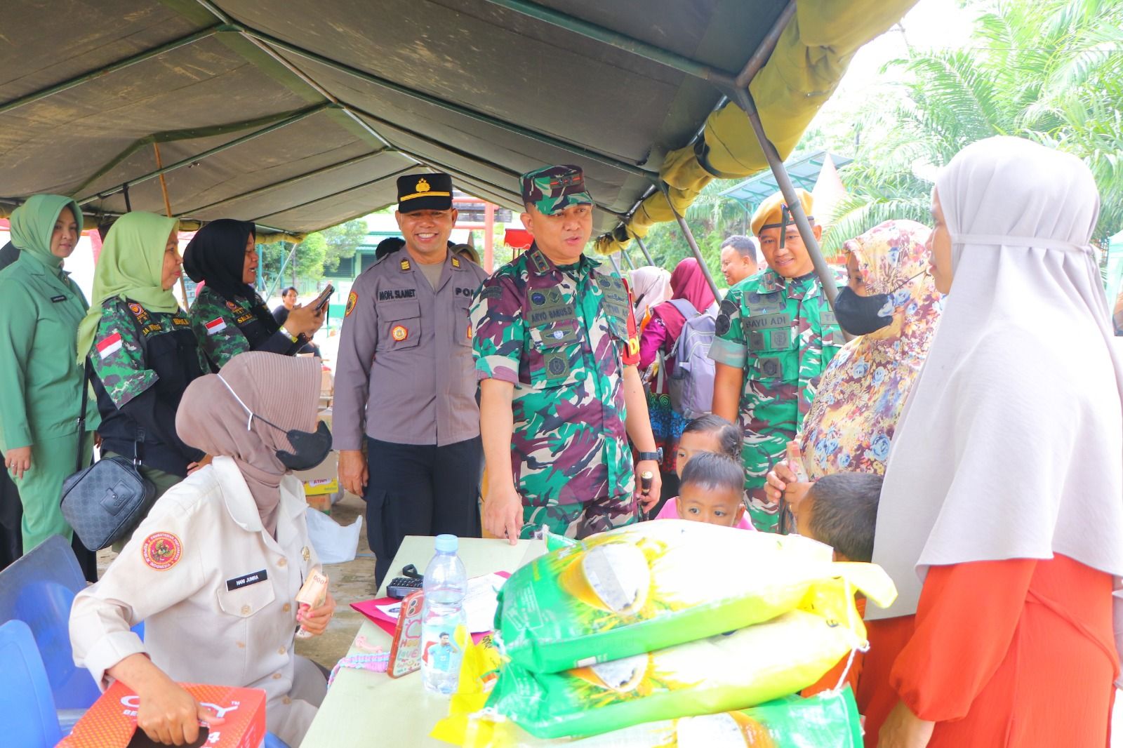 andim 0908 Bontang Letkol Inf Aryo Bagus Daryanto mengecek jalannya Gerakan Pangan Murah di Lamin Kodim. (AksaraKaltim).