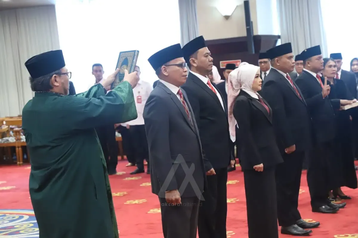 Lima Komisi Informasi tengah diambil sumpah jabatan. (Pemprov Kaltim).