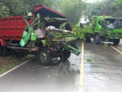 Dump Truk dan Tronton Adu Banteng di Poros Balikpapan-Samarinda