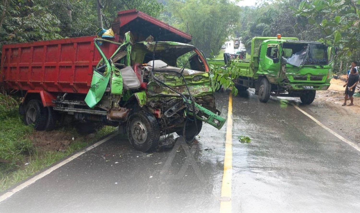 Dua kendaraan berat yang terlibat kecelakaan di Poros Balikpapan-Samarinda.