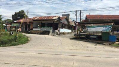 Jalan masuk meuju Kampung Sidrap. (Istimewa).