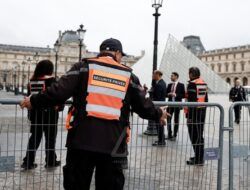 Pencuri Perhiasan di Museum Louvre Ditangkap
