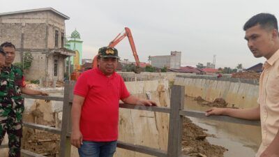 Pastikan Penanganan Banjir Berjalan, Agus Haris Tinjau Pengerjaan Turap di Kelurahan Api-Api