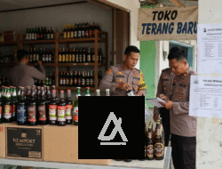 Polsek Tenggarong Amankan Puluhan Botol Miras di Toko Timbau